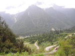 往 Yumthang Valley 的之字形上山路
SK_02521