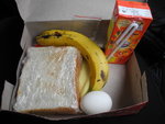 早餐盒, 有三文治, 香蕉, 烚旦, 芒果汁及朱古力餅
SK_02676