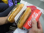 約1250 抵 Bagdogra 機場, 過檢後買了兩個雞肉熱狗食, 當然重有可樂啦
SK_02891