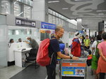 到 Kolkata 機場, 于6號行李帶取行李後往行李寄存櫃位買票寄存行, 每件行李 Rs20, 20 件共Rs400. SK_02896
