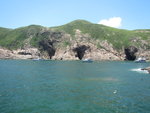 一出水道後洞便在長岩灣中, 遊艇停泊在此灣中, 可見大禮堂, 長岩險洞及石卵壁洞(右至左)
IMG_0084