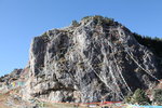 扎嘎神山是群&#20247;最信奉的五座大神山之一, 其山一半全是青褐色的岩石, 光洁如墨; 另一半&#21364;青松&#21472;翠
??_2739