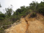 上山途中見一頗企泥坡位有條繩
IMG_3945