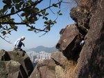 要去大石頂先要跨過相中間個位. 遠處是畢架山
IMG_5122