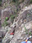 原來蘇哥在壁左(即杜鵑紅後面靠山邊)上攀
IMG_9054
