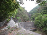 石堤中回望秋楓石澗水壩, 仍可見到一線瀑
IMG_9147