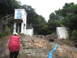 大休後起步, 往獅子頭坑小石堤, 若跨石堤便入獅子頭坑, 大隊則在石堤轉左接石屎路離開
IMG_1922