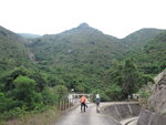 轉個彎便見到蓮花塔及塔兩旁的蓮深石澗(左)及蓮深右澗(右)
IMG_1931