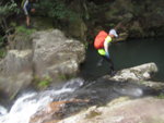 回入澗中位要在幽谷仙蓮瀑頂跨過, 若一不小心跣腳便有機會直跣落瀑底, 小心呀
IMG_3253