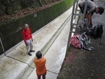 上至引水道, 有隊友在引水道中玩水
IMG_3304