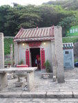 赤立角村天后廟建于道光三年1823, 整座廟宇, 連同天后神像及廟前聚寶爐等均以花崗石造成, 是香港唯一採用全石料建造的古廟. 祇有瓦面是用瓦, 樑門是用木. 又稱「石廟」
IMG_3804