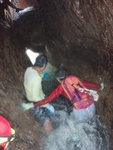 2006年9月5日, 進入洗衣機洞, 出入洞要在大石下穿過
P9055432
