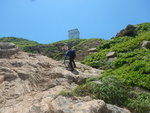 出大灶口洞後往左邊登岸後上山去, 前望見北果洲的200號燈塔
DSCN2969