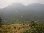 在大石上小休, 邊食哈蜜瓜邊遙望鳳凰山(左)及彌勒山(右)
DSCN3190