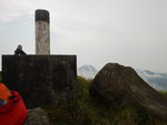大東山頂標高柱與遠處的鳳凰山
DSCN3231