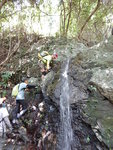 上溯犁壁坑到一瀑位, 有隊友瀑邊踩水上
DSCN3855