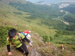續踏草坡上山, 回望犁壁坑澗谷及山下的汀角村
DSCN4047
