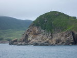 望過對岸, 是佛堂門, 見到鐵坫石(左)及臭蝙蝠洞(右三角石後). 而遠處原來是東龍島
DSCN4169