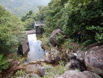入澗後小瀑頂回望水壩位, 水壩左右為(即相右)有小路通入澗 DSCN5654
