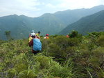 至一坳位離脊路轉右, 前望見薄刀屻至蓮花山(左至右)一帶山巒
DSCN5699