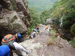 上攀途中回望, 有隊友在鷹頷瀑頂大休
DSCN5803