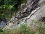 山路中左望龍尾朝天瀑, 如果唔走山路便要沿瀑左上攀, 小心呀
DSCN6060