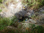 瀑左壁中橫移的隊友, 其下面有隊友沿流瀑上攀
DSCN6271
