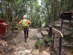 有分岔路, 原來右邊石級路可上獅子山頂, 大隊續前行
DSCN7432