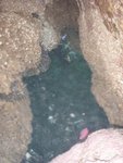 中間個窿下面水道, 相上方可見洞出口, 洞口有舊大石, 水退可以爬石出去或從石下潛出去, 但若水漲就只能潛出去
P8084260