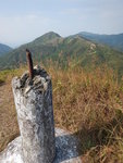 原來這裏叫大坳山, 遙望雷打石, 可以見到剛才雷打石落大王爺坳條路. 相右遠處是石屋山. DSCN8526