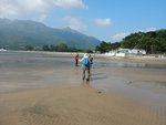 時水退中, 可在沙灘中走, 前望見蓮花山 DSCN9170