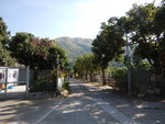 接馬路後轉左往雞公嶺方向去. 若沿馬路前行可往37號來往元朗與攸潭尾村公所的小巴總站
DSCN0598