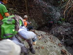 下降圭角西坑到之前的大石頂位(即是之前細清右邊用手力上, 部份隊友左邊泥坡上, 而蘇哥帶其他人穿林上的大石位
DSCN0717