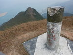 薄刀屻山頂(529m)標高柱及遠處的婆髻山, 可以見到前隊己在婆髻山的崖中攀玩
DSCN2961