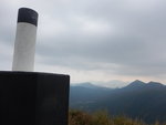 黃牛山頂(604m)與相右有發射站的飛鵝山
DSCN3628