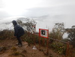 木欄後便是上落馬騮崖的山路. 上抵仙姑峰才守得雲開, 開始有少少景可睇. 隱約可見遠處在雲頂的蚺蛇尖 DSCN4481