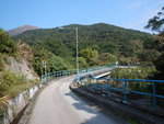 接大藍湖路轉右前行過黃涌石澗水壩, 回頭望仍見黃牛山
DSCN4664