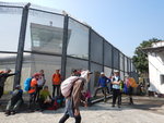 沿鐵絲網邊路出馬路邊
DSCN4720