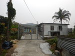 過村屋後回望, 原來其實有石屎路可走只是被村屋鐵閘封了
DSCN7631