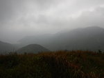 北脊路落山, 左見榕樹澳, 右見畫眉山. 遠處石屋山頂被雲遮掩
DSCN8597