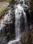 瀑分兩層, 瀑右上攀至第一布頂見第二層瀑. 此時可以轉右入林中山路. 若天氣乾爽可以續沿瀑右上攀
DSCN9144