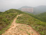 轉右往淺水灣坳方向走時回頭望見陽明山庄與背後的渣甸山
DSCN9322