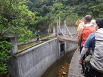 蘇哥無落引水道噃, 只是踩水往鐵絲網石橋位
DSCN9468