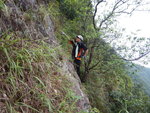 石底山路過後回望, 大B仍在研究中, 此處相仍是斷鳶壁頂部 DSCN0312