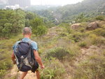 九管左與右之間脊路落山, 下望見麥理浩徑10段的引水道 DSCN0620