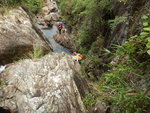 一線瀑頂下望沿瀑左脊位上攀的隊友
DSCN1375