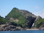 南果洲果洲灣, 灣中石拱門 (又叫虎口大洞或穿窿門), 洞左小山頂上有座小天后廟
DSCN1468