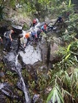 上溯龍窩石澗到此瀑壁, 有隊友沿瀑上攀 DSCN1556