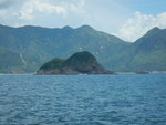 海中的尖洲(又叫哈哈島)及背後的米粉頂(左)與東灣山(右邊邊)
DSCN2030a