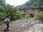 到石壩頂前見一石橋, 橋面是引水道石屎路
DSCN2334